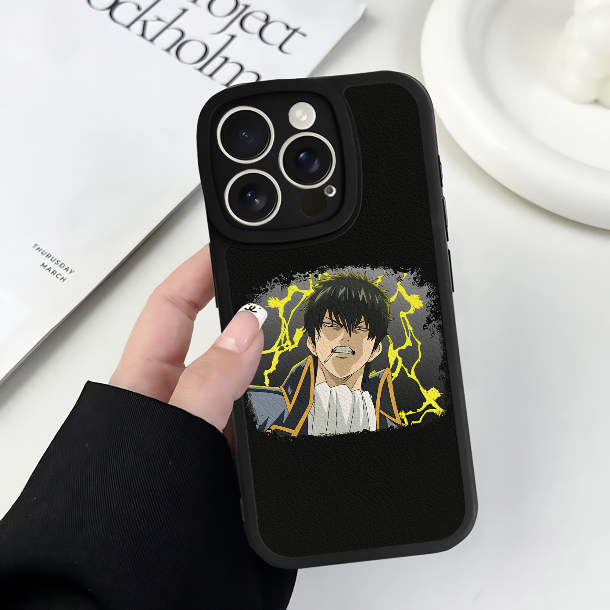 （画像用） ぎんたま 坂田銀時（さかたぎんとき） 神楽 志村新八（しむら しんぱち） GINTAMA Sakata Gintoki Kagura Shimura Shinpachi 【iPhone 16シリーズ対応】シリコンスマホケース（レザー調） 材質：シリコン